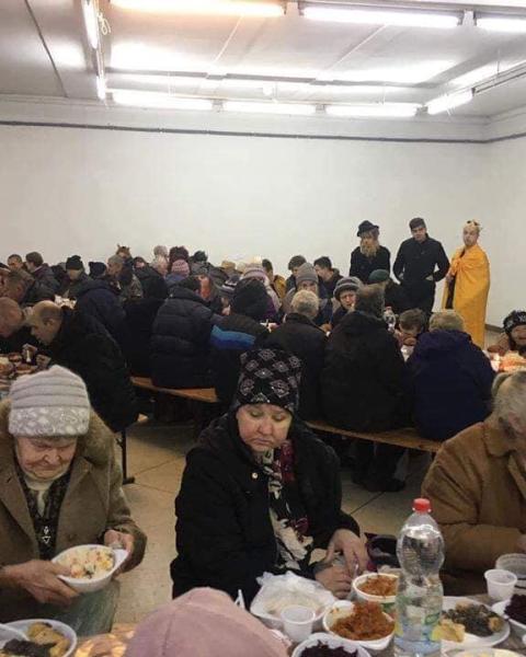 У палаці мистецтв благодійною вечерею нагодували 500 безпритульних і потребуючих
