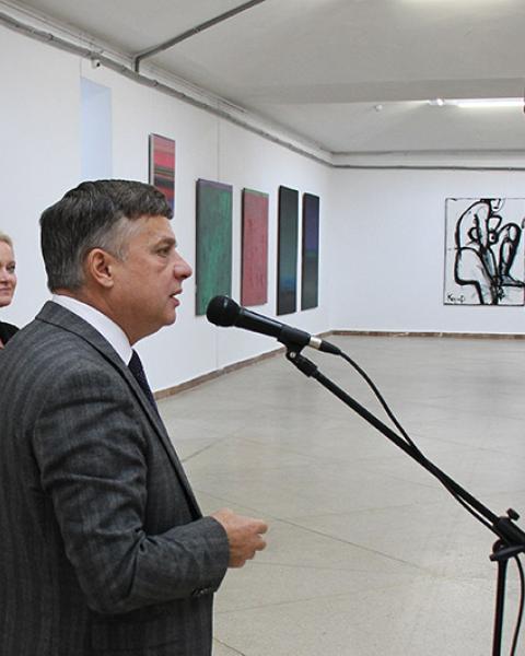 Відкриття виставки з безкінечною історіє, яка немає початку чи кінця.