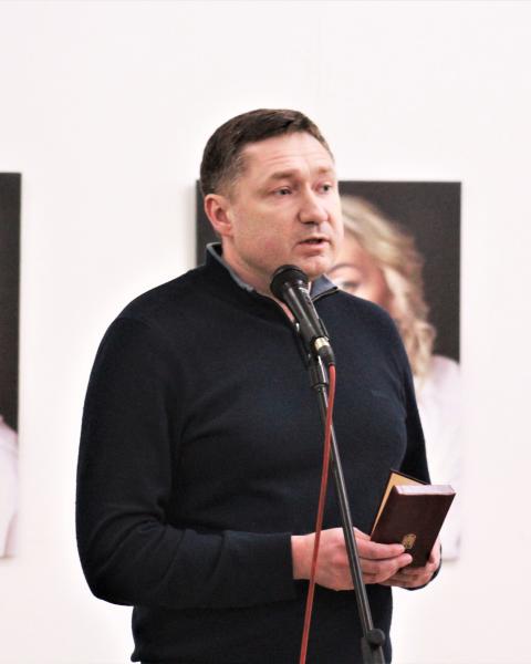Фотовиставка "Продовжуй жити" за однойменним проєктом Оксани Ганкевич – відкрита у Львівському Палаці мистецтв.