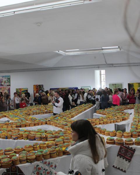 Волонтери встановили новий рекорд України: задекорували 1000 Великодніх пасок у найбільшому тризубі