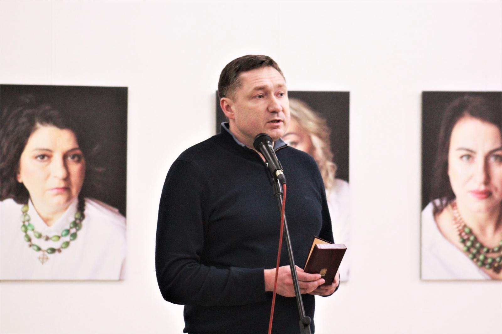 Фотовиставка "Продовжуй жити" за однойменним проєктом Оксани Ганкевич – відкрита у Львівському Палаці мистецтв.